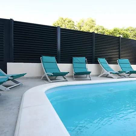 Cozy Maza With Heated Swimming Pool