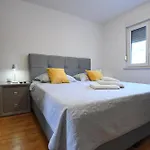 Cozy Maza With Heated Swimming Pool Apartman Zára
