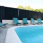 Cozy Maza With Heated Swimming Pool
