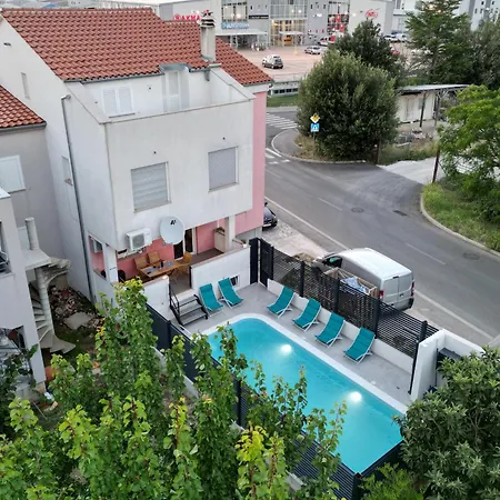 Cozy Maza With Heated Swimming Pool דירה