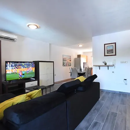 Apartman Cozy Maza With Heated Swimming Pool